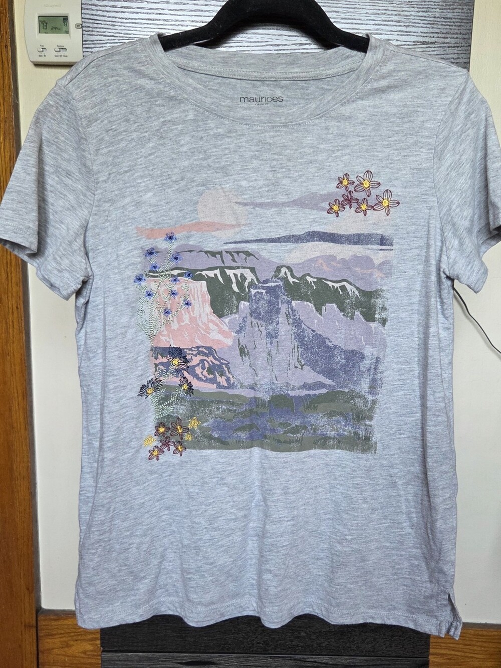 maurices Light Gray Scenic Floral Graphic Tee Size M